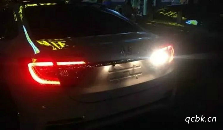 汽車尾燈一直亮怎么辦