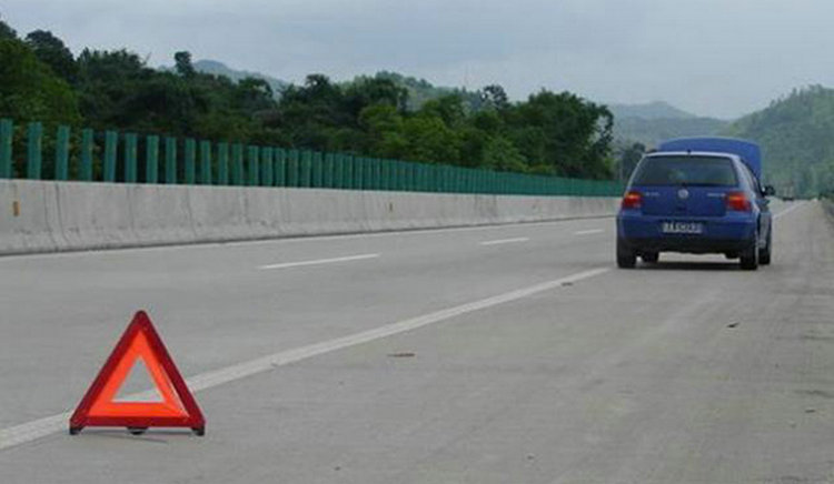 機(jī)動(dòng)車在高速違法停車扣幾分