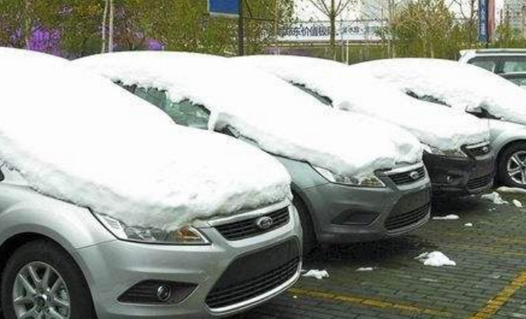 冬天汽車上的雪用清除嗎 車上的雪怎么清除