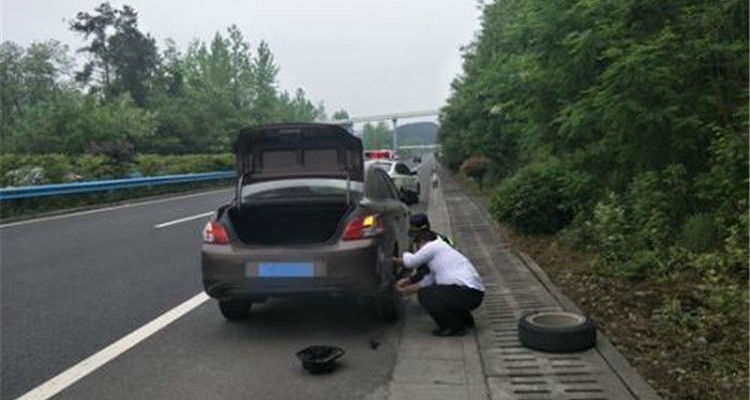 如果在高速公路上爆胎了怎么辦