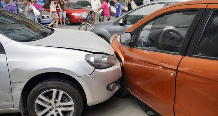 蹭靜止的車誰的車漆會掉