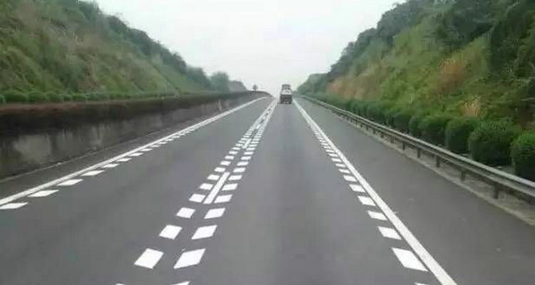 雙鋸齒狀道路標(biāo)線是什么意思