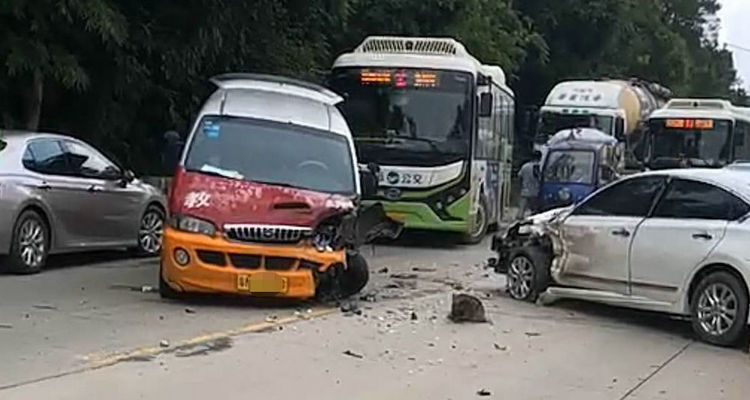 駕校練車學員把車撞壞了誰來賠償