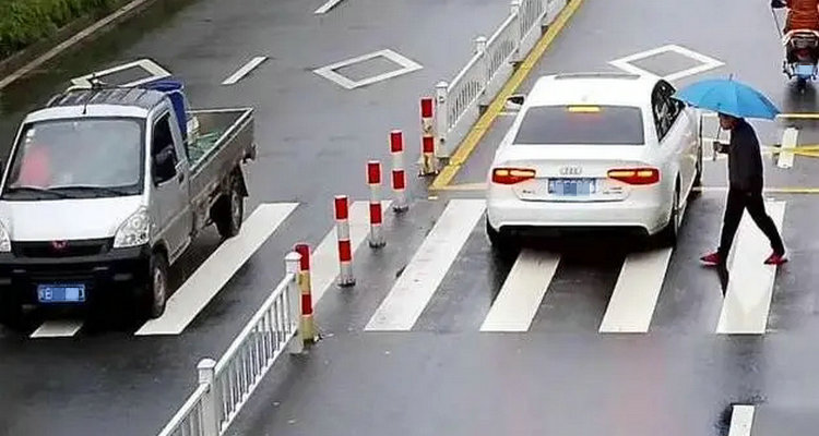 機(jī)動(dòng)車(chē)在人行橫道停車(chē)扣幾分