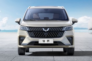 七座商務車10萬以內(nèi) 五菱佳辰售價6萬(搭載1.5T發(fā)動機)