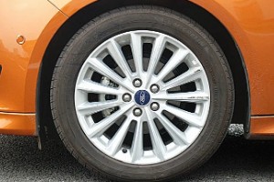 福特?？怂馆喬バ吞栆?guī)格 輪胎型號235/40 r18(固特異輪胎)