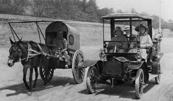 汽車發(fā)展史順序圖片 經(jīng)歷了三個(gè)階段(汽車誕生于1885年)