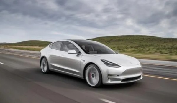 特斯拉model32022款價(jià)格 2022款model3售價(jià)27萬(wàn)(落地28萬(wàn))