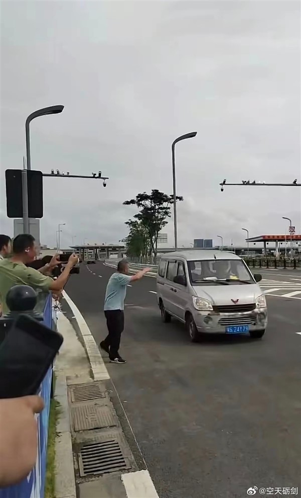 不是仰望U8 深中通道通車后到達(dá)首車出現(xiàn)：一臺五菱宏光