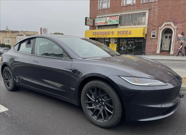 特斯拉Robotaxi發(fā)布在即！Model 3測(cè)試車曝光：全身布滿攝像頭